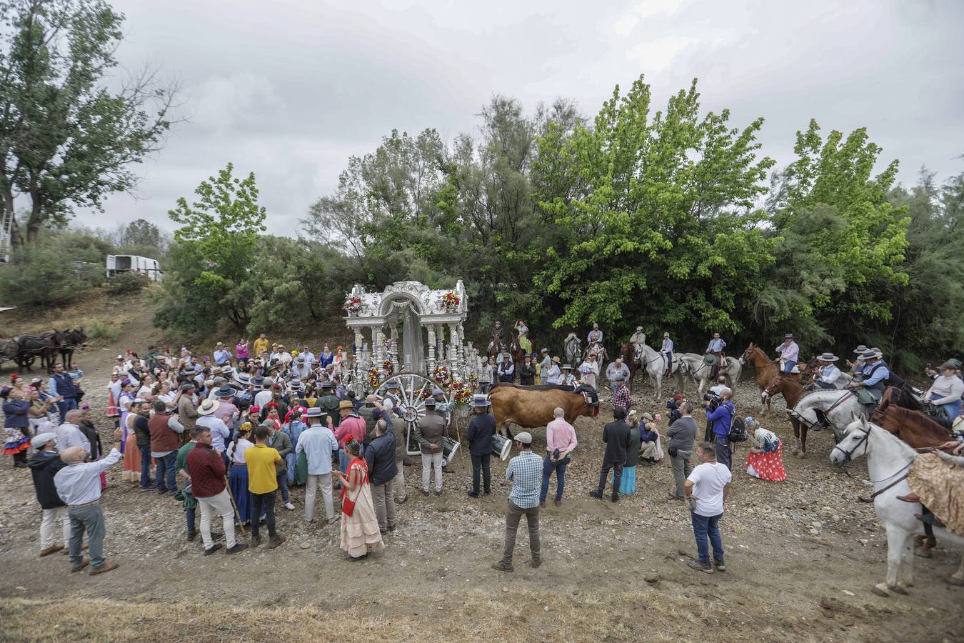 Diferentes momentos del paso de hermandades, este martes, por el Vado de Quema