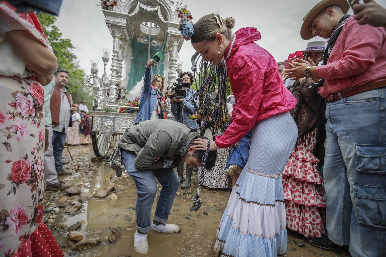 Diferentes momentos del paso de hermandades, este martes, por el Vado de Quema