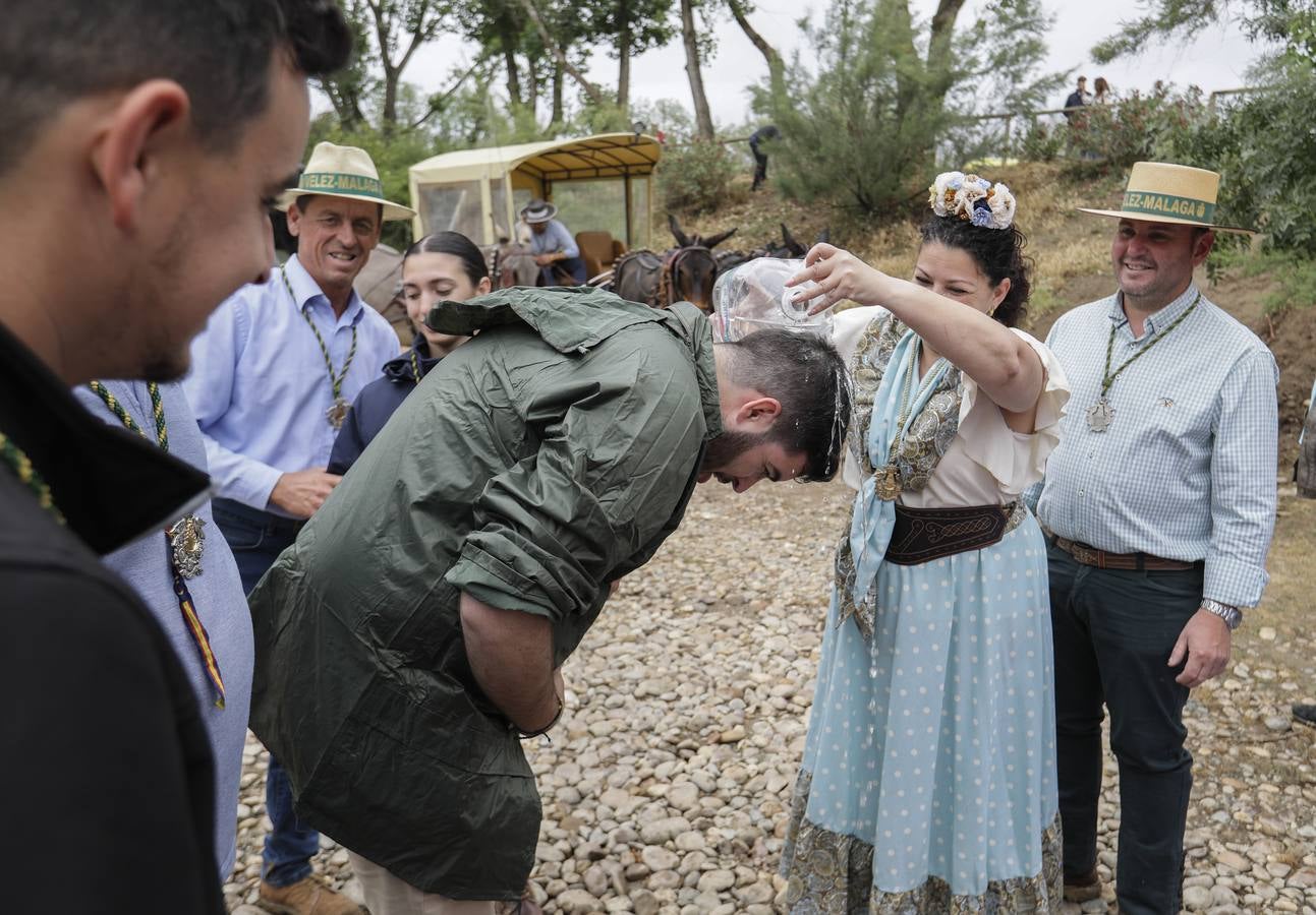 Diferentes momentos del paso de hermandades, este martes, por el Vado de Quema