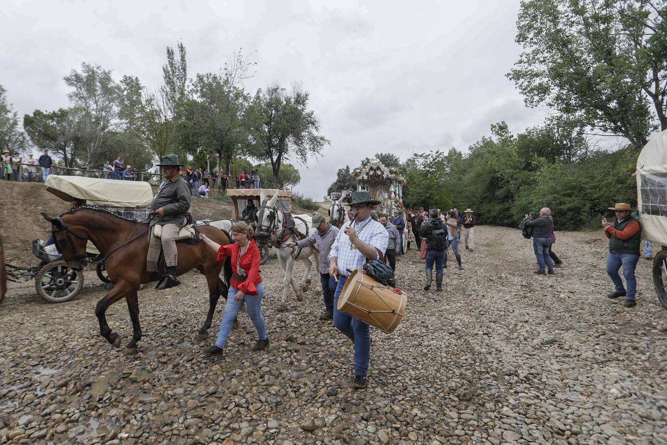 Diferentes momentos del paso de hermandades, este martes, por el Vado de Quema