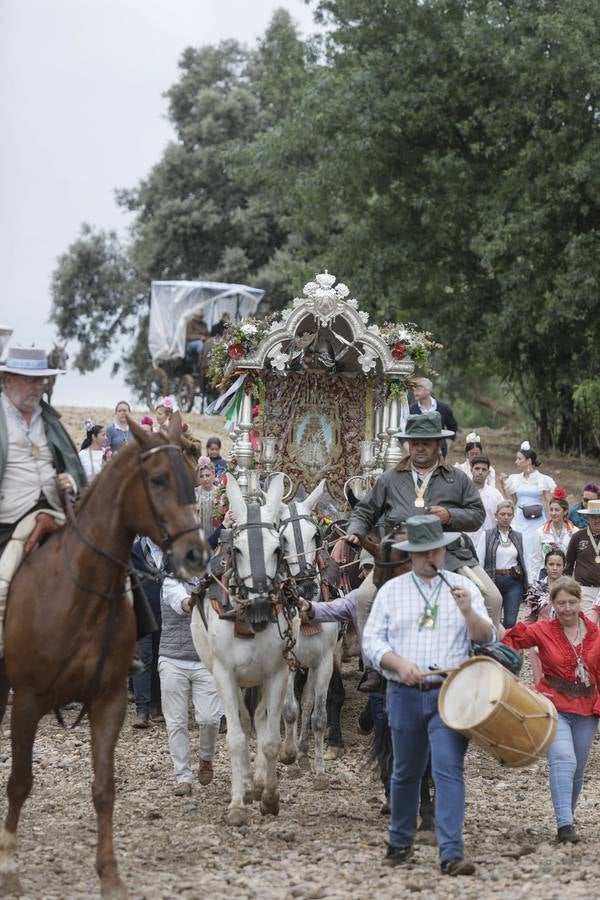 Diferentes momentos del paso de hermandades, este martes, por el Vado de Quema