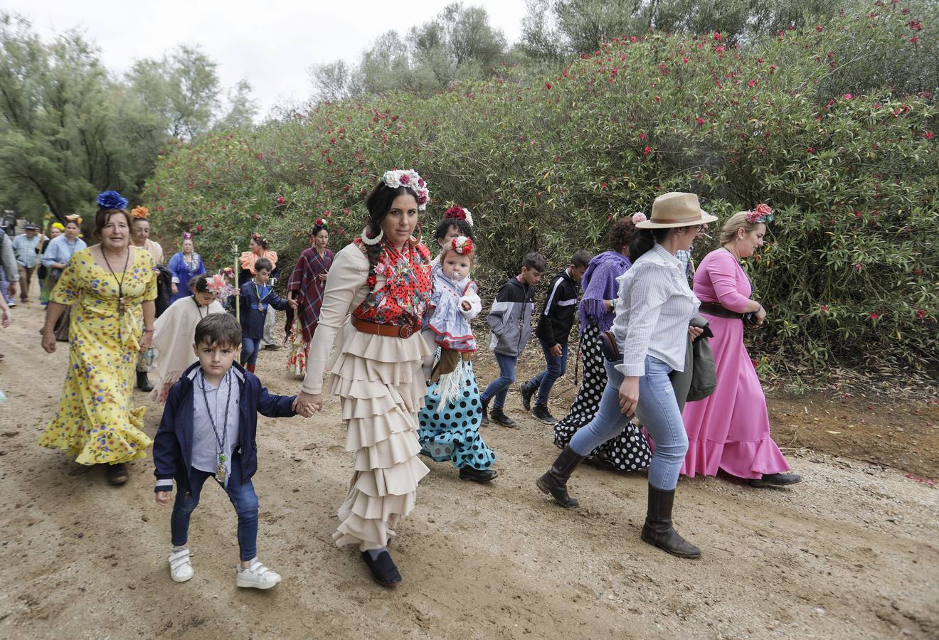 Diferentes momentos del paso de hermandades, este martes, por el Vado de Quema