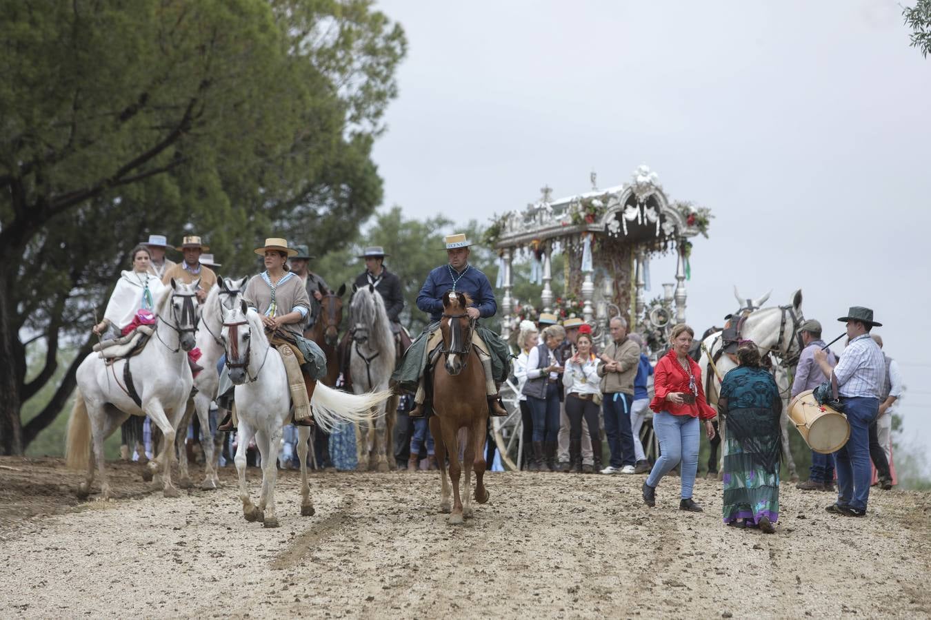 Diferentes momentos del paso de hermandades, este martes, por el Vado de Quema
