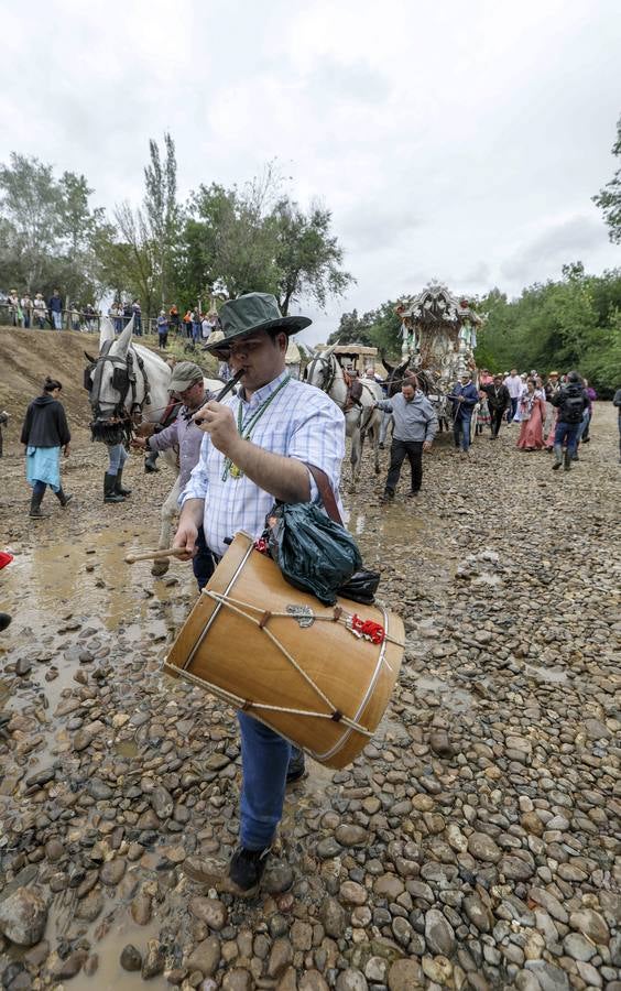 Diferentes momentos del paso de hermandades, este martes, por el Vado de Quema