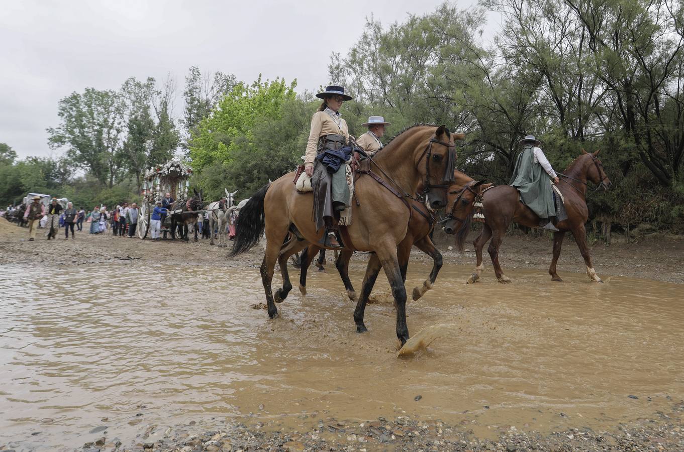 Diferentes momentos del paso de hermandades, este martes, por el Vado de Quema