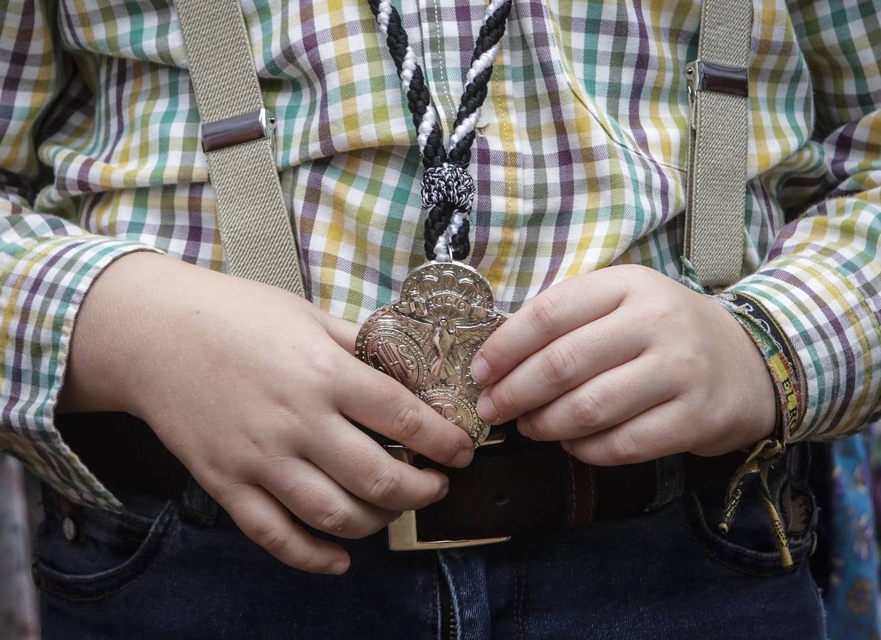Diferentes momentos del paso de hermandades, este martes, por el Vado de Quema