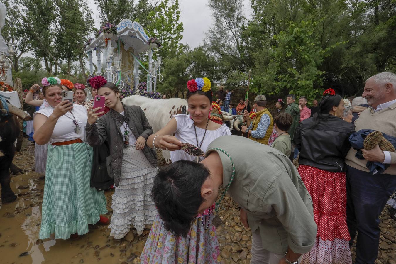 Diferentes momentos del paso de hermandades, este martes, por el Vado de Quema