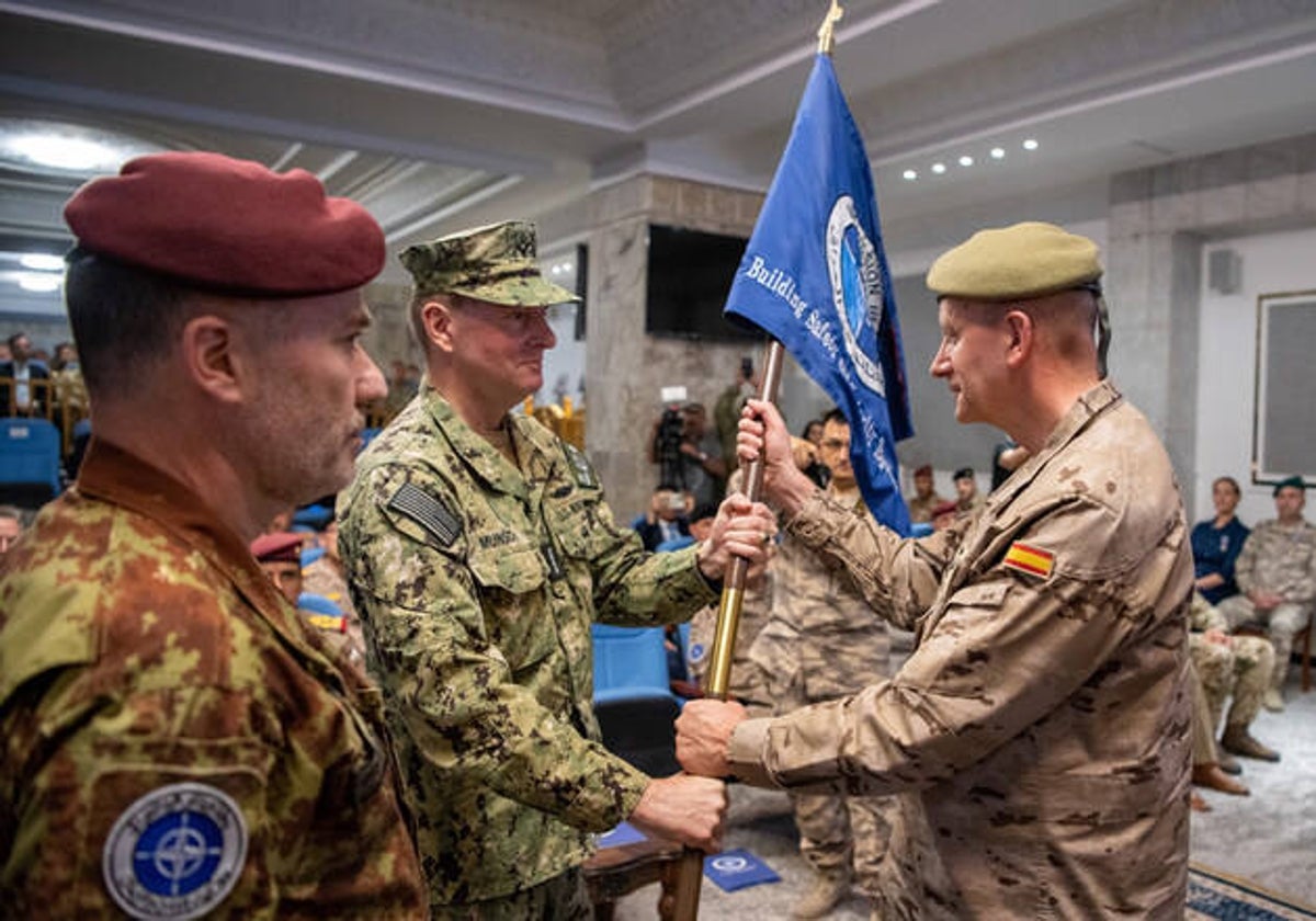 El general español Agüero recibe el mando de la misión aliada en Irak