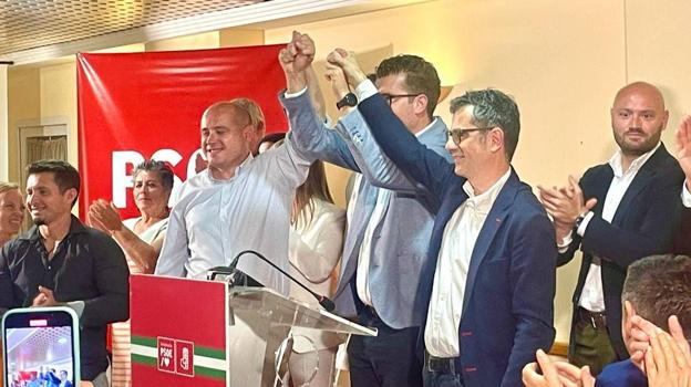 A la izquierda del todo, con camisa blanca y americana azul marino, el número 5 del PSOE de Mojácar, Cristoal Vizcaíno