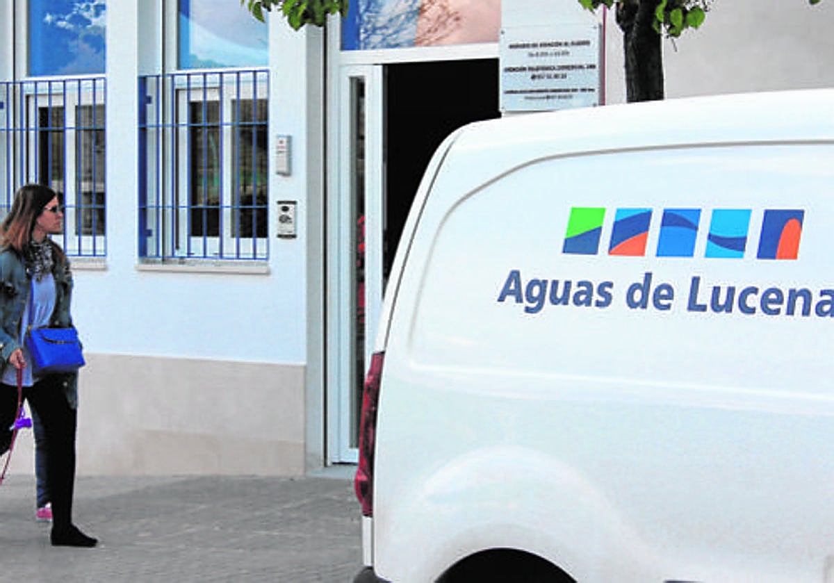 Un vehículo de la empresa Aguas de Lucena en el municipio lucentino