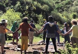 Así vive la comuna hippie instalada en Cádiz: culto a la Madre Tierra, amor libre... y viagra