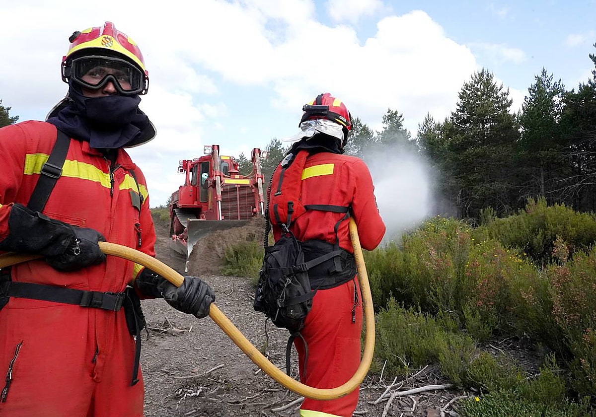 El BIEM V de la UME se prepara en Torre del Bierzo para la lucha contra incendios forestales en Castilla y León. En la imagen, realización de un cortafuegos