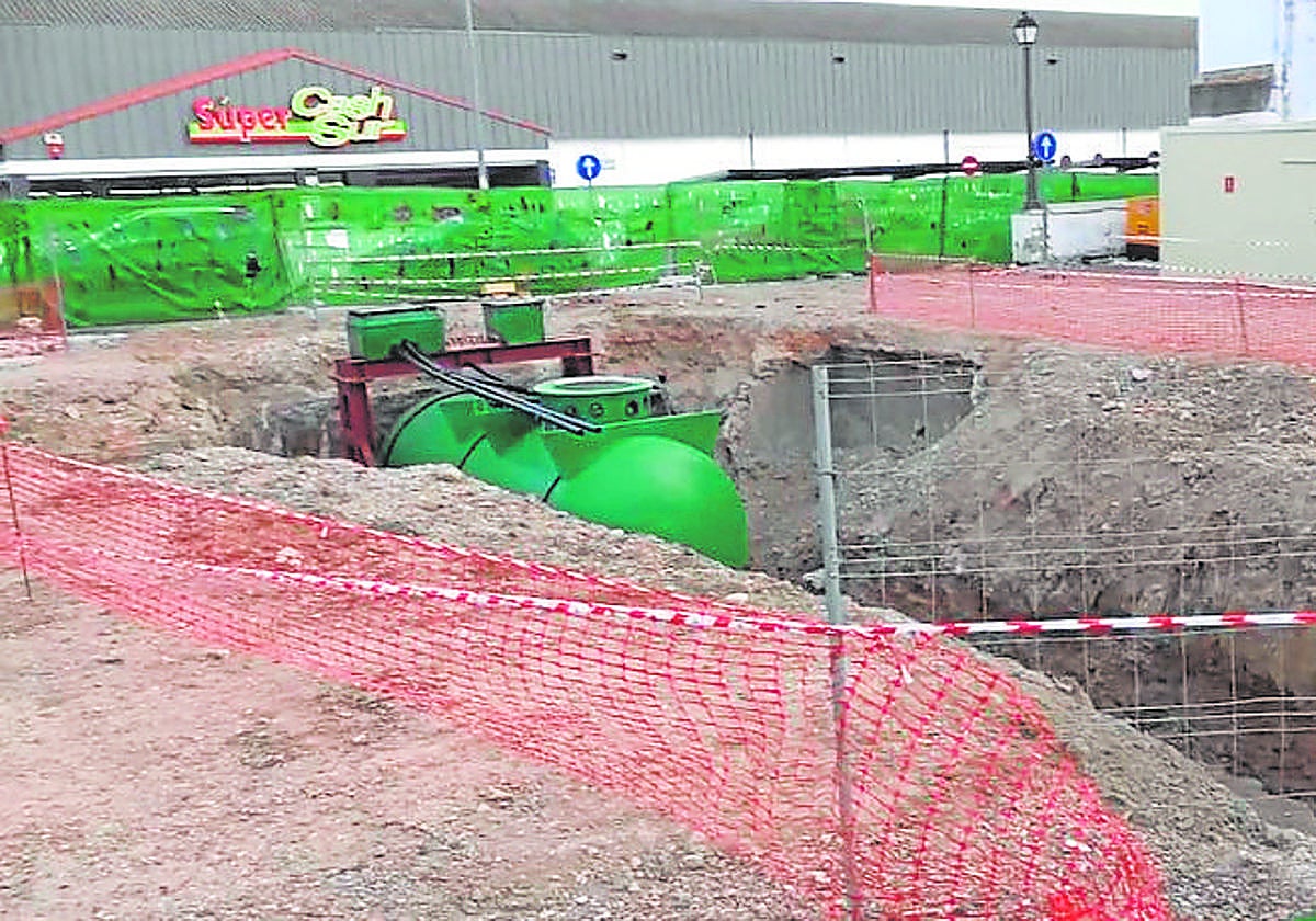 Primeras obras de la gasolinera objeto de la polémica en Palma del Río