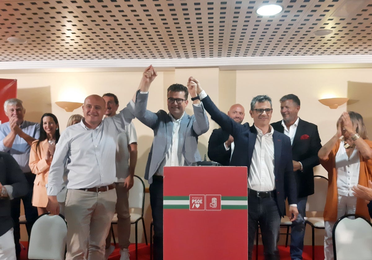 De izquierda a derecha, el senador Antonio Martínez, el candidato a la alcaldía de Mojácar, Manolo Zamora, y Bolaños. Justo atrás, entre Zamora y Bolaños, uno de los detenidos por compra de votos: Cristobal Vizcaíno