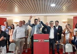 El PSOE borra el vídeo y la foto de Bolaños con sus candidatos en Mojácar tras el escándalo de la compra de votos: «Manolo, vas a ser alcalde»