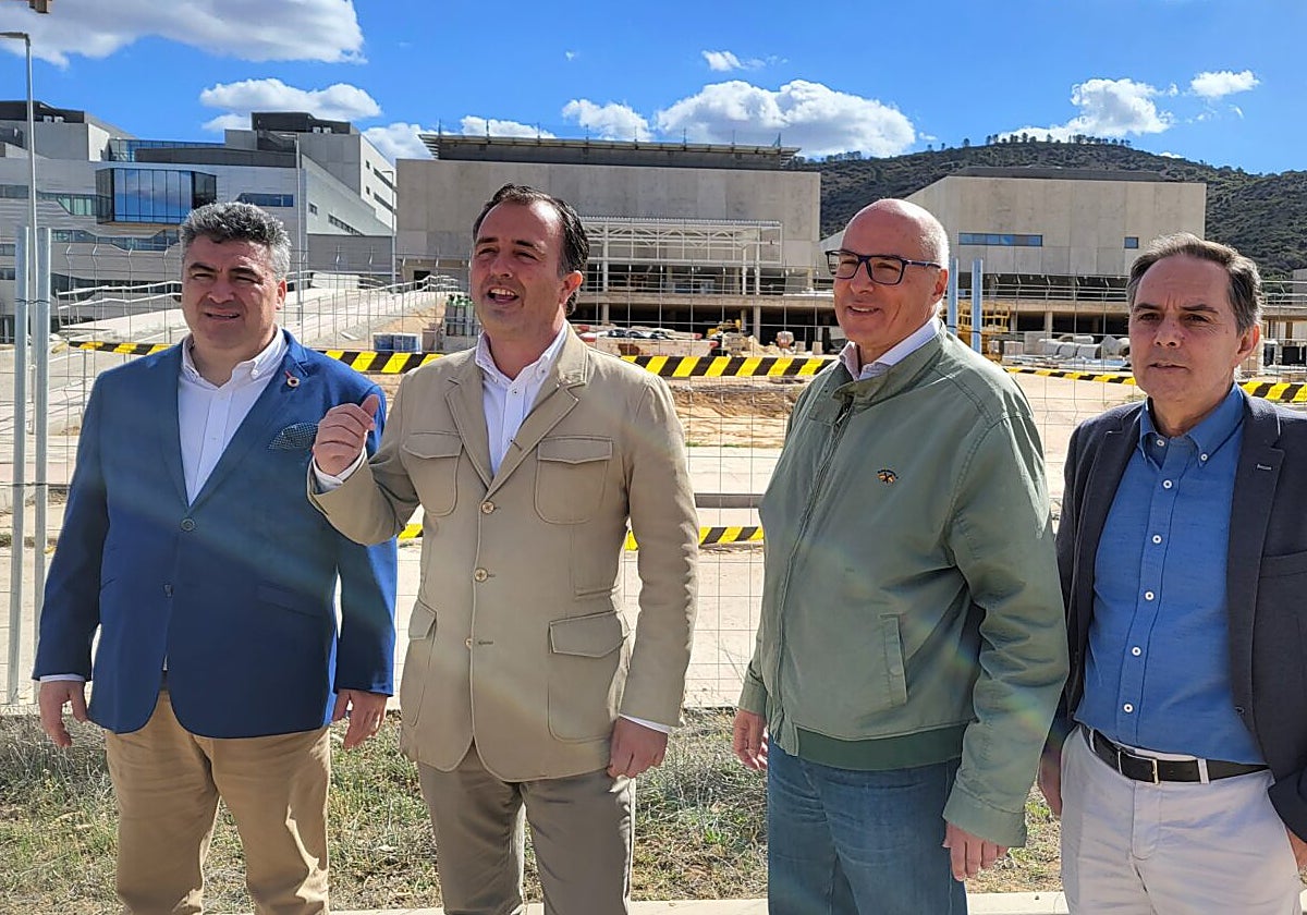 David Moreno, segundo por la izquierda