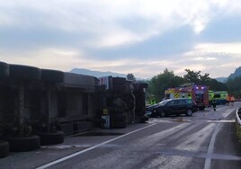 Mueren dos conductores después de que un camión aplastase un turismo en Vilamartín de Valdeorras