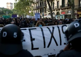 Dos marchas a favor y en contra de la okupación calientan el final de campaña en Barcelona