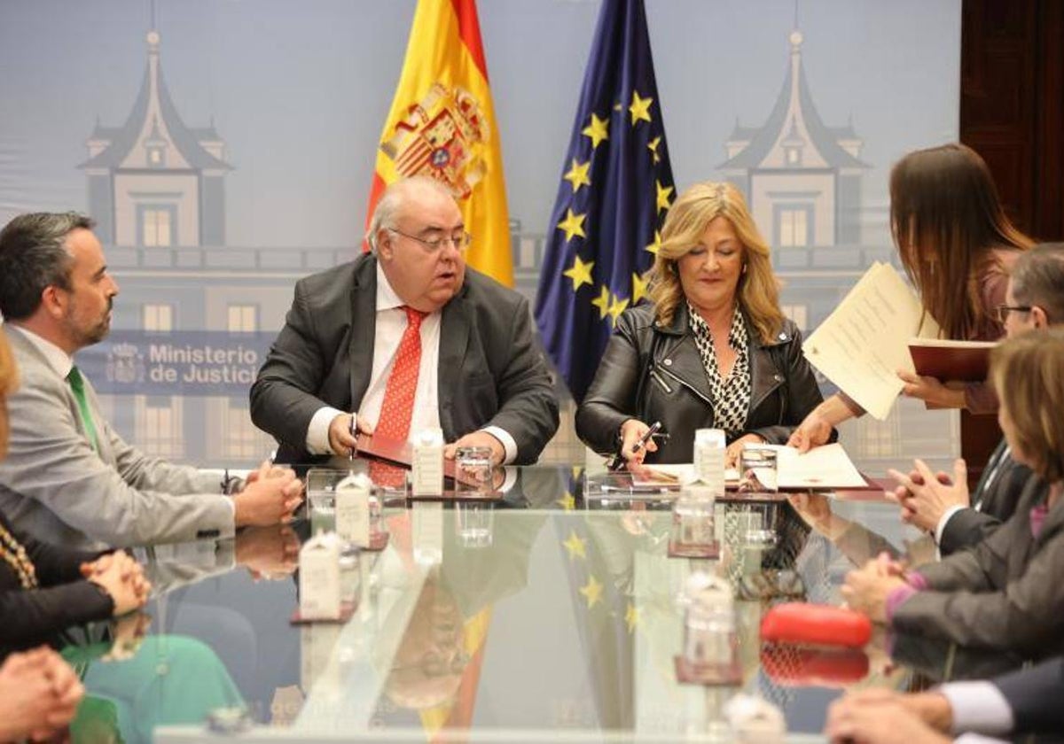 Los secretarios de Estado de Justicia y Hacienda, en la firma del acuerdo con jueces y fiscales
