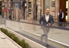 El vídeo en el que el polémico alcalde de Orense imita a Ayuso y corre en traje por las calles de su ciudad