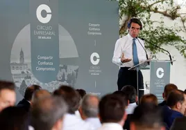 José María Aznar confronta al «único Gobierno que quiere destruir su país» con un Feijóo «seguro y confiable»