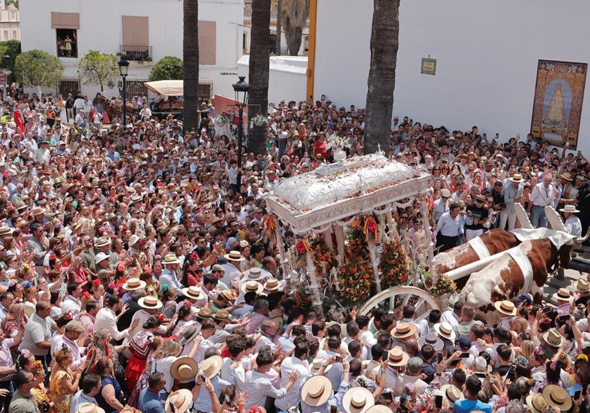 La carreta del Coria del Río subiendo hasta la puerta de la parroquia de Santa María Magdalena