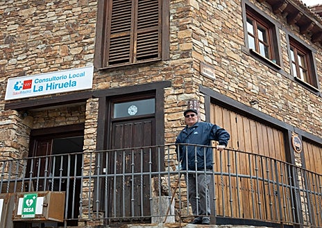 Imagen secundaria 1 - Imagen de la plaza principal de La Hiruela, con la iglesia; Paco, el exalcalde; y un matrimonio paseando por las calles