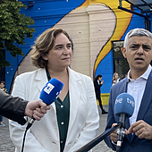 Chomsky, Saviano y Mujica, entre las 255 personalidades que apoyan a Colau el 28M