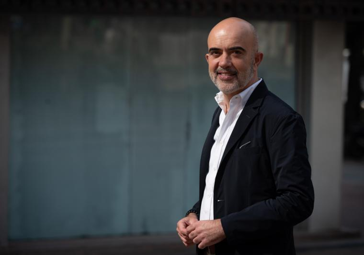 Daniel Sirera, candidato del PP a la alcaldía de Barcelona, posando para ABC antes de la entrevista