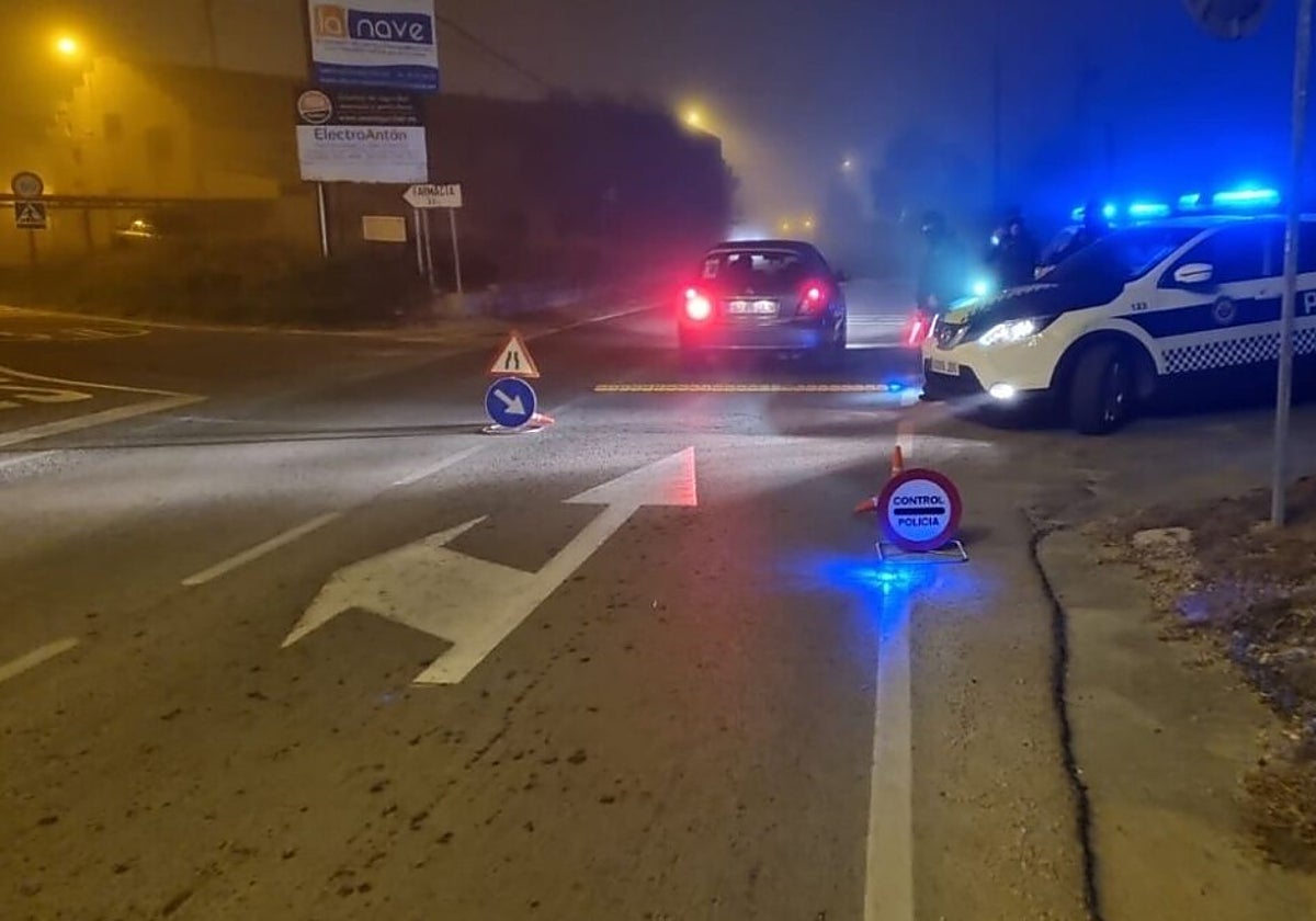 Imagen de archivo de un control de tráfico de la Policía Local de Elche