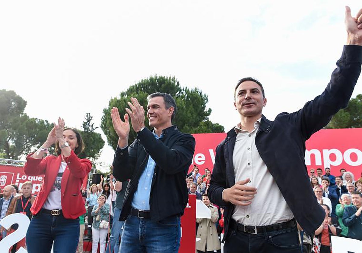 Pedro Sánchez, con Lobato y Reyes Maroto en un acto electoral en el Parque Forestal de Entrevías