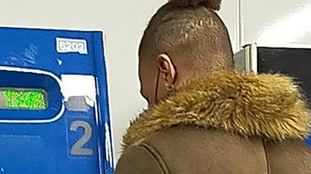 Un joven comprador de aves dominicano, captado en el Metro