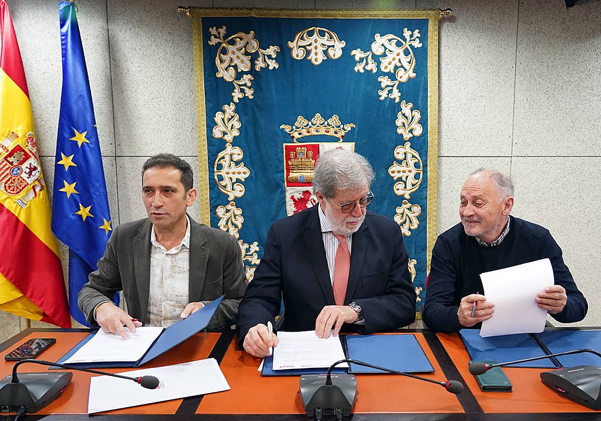 De izquierda a derecha, el secretario general de CCOO Castilla y León, Vicente Andrés; el presidente de CEOE Castilla y León, Santiago Aparicio; y el secretario general de UGT Castilla y León, Faustino Temprano, en una foto reciente