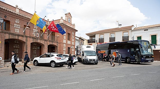 Varios estudiantes, a su llegada a Valdepiélagos tras el instituto