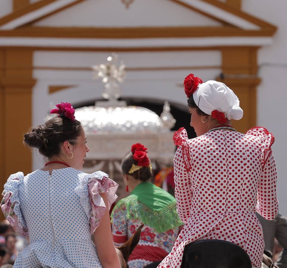 Ambiente del paso de algunas hermandades del Rocío por Villamanrique de la Condesa