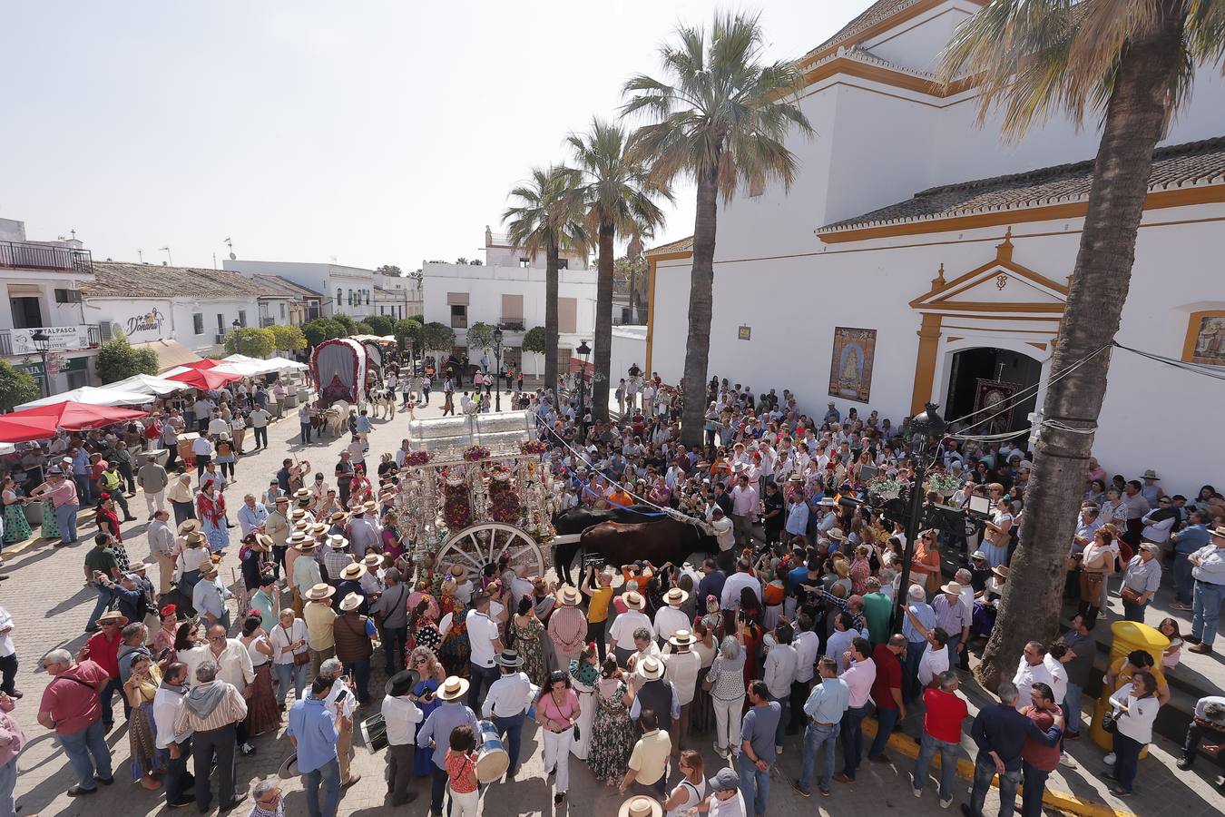 Ambiente del paso de algunas hermandades del Rocío por Villamanrique de la Condesa
