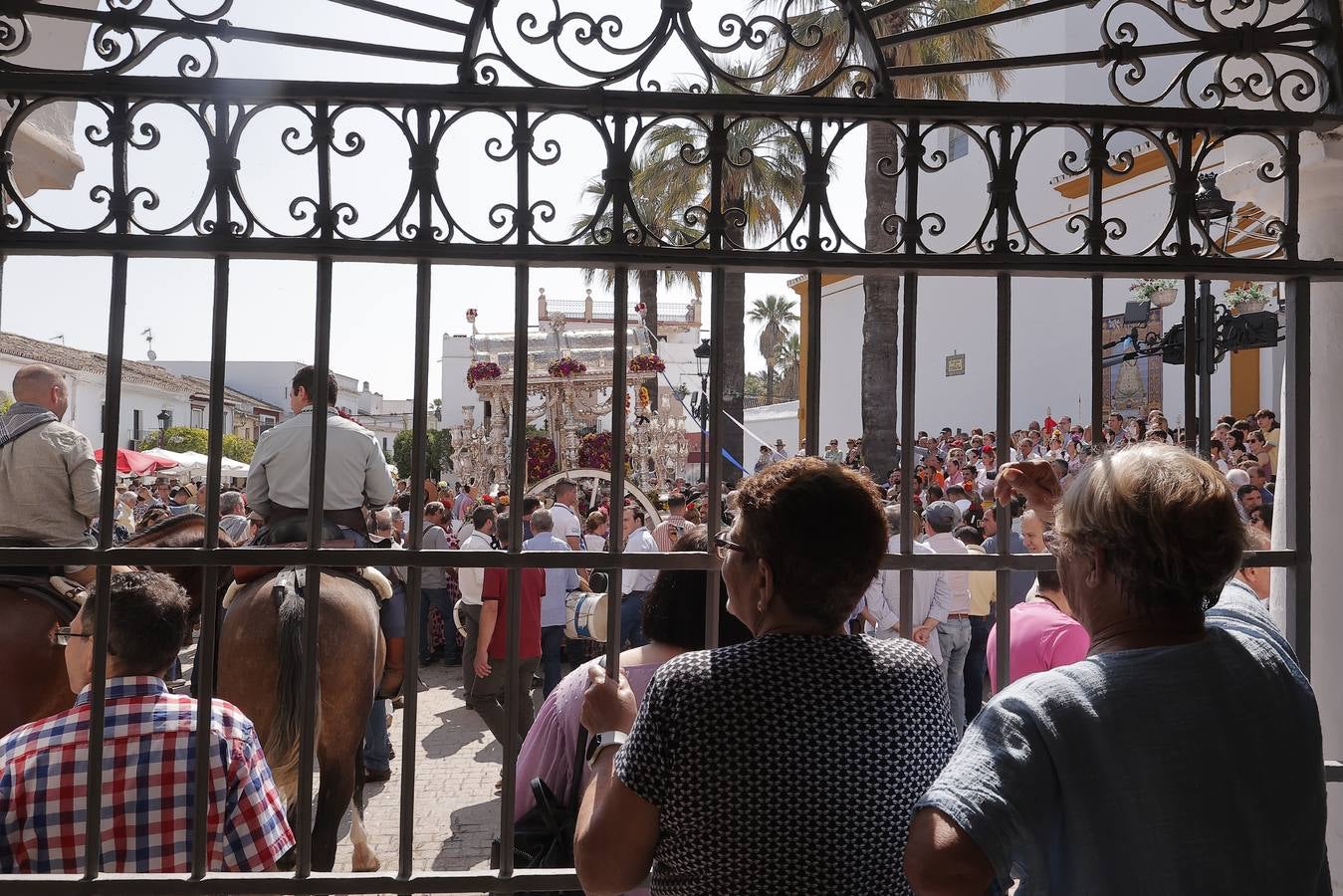 Ambiente del paso de algunas hermandades del Rocío por Villamanrique de la Condesa
