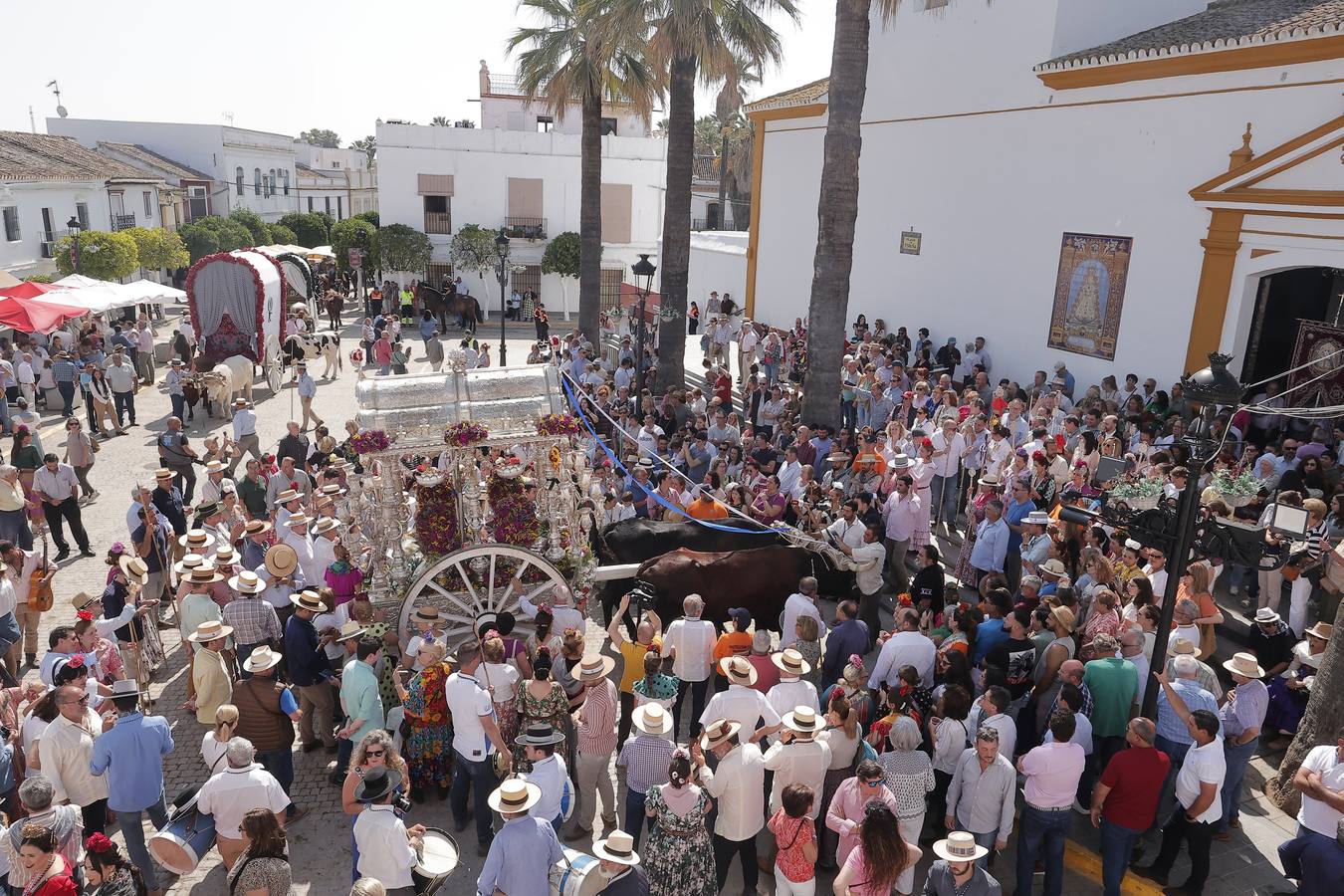 Ambiente del paso de algunas hermandades del Rocío por Villamanrique de la Condesa