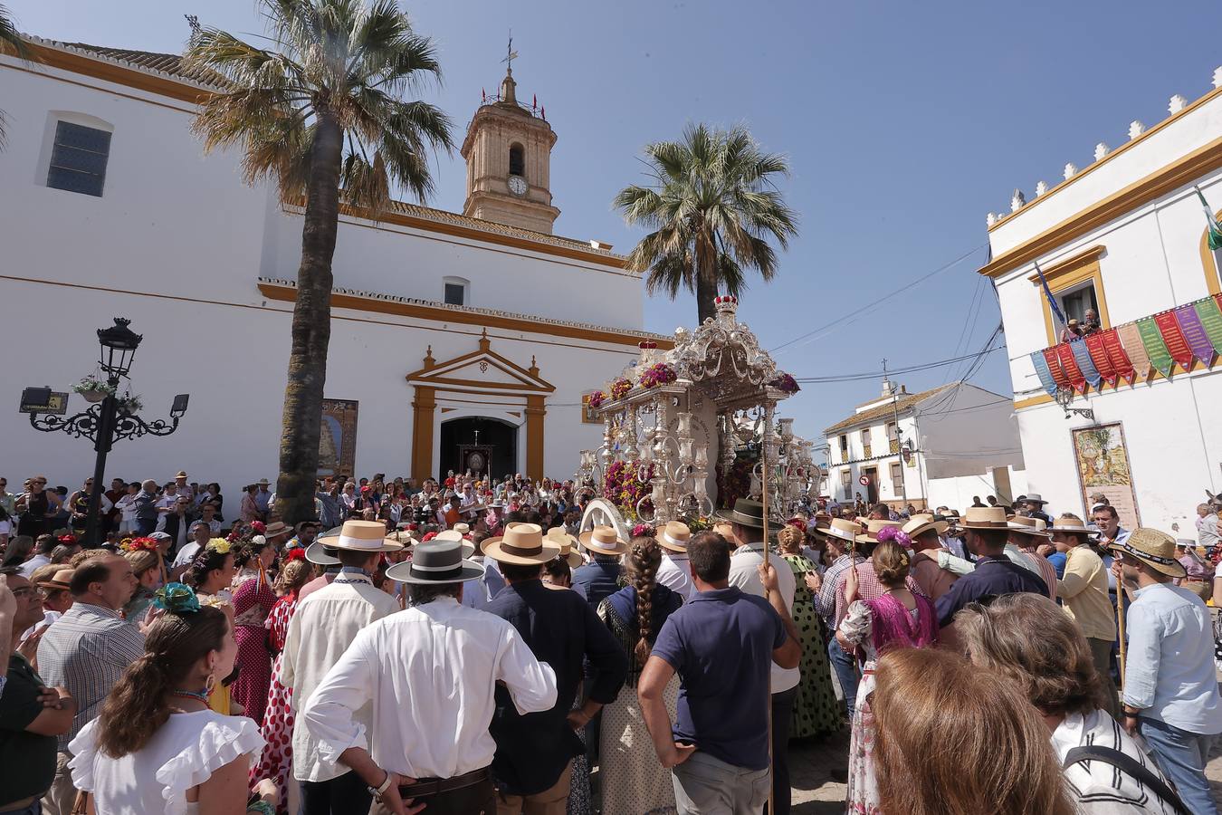 Ambiente del paso de algunas hermandades del Rocío por Villamanrique de la Condesa