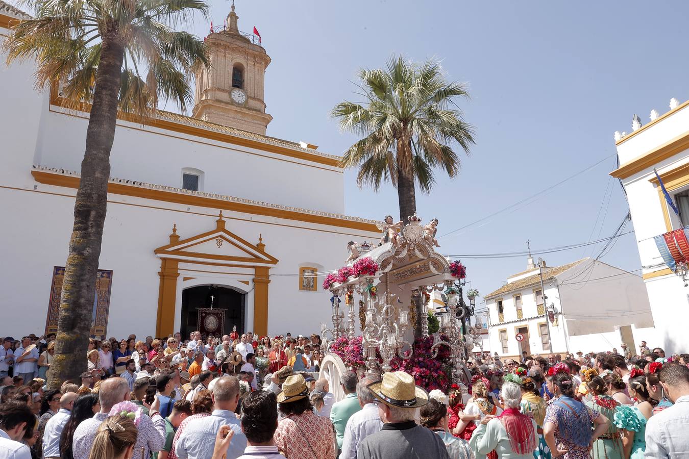 Ambiente del paso de algunas hermandades del Rocío por Villamanrique de la Condesa