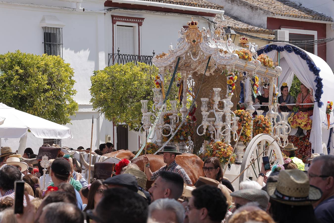 Ambiente del paso de algunas hermandades del Rocío por Villamanrique de la Condesa