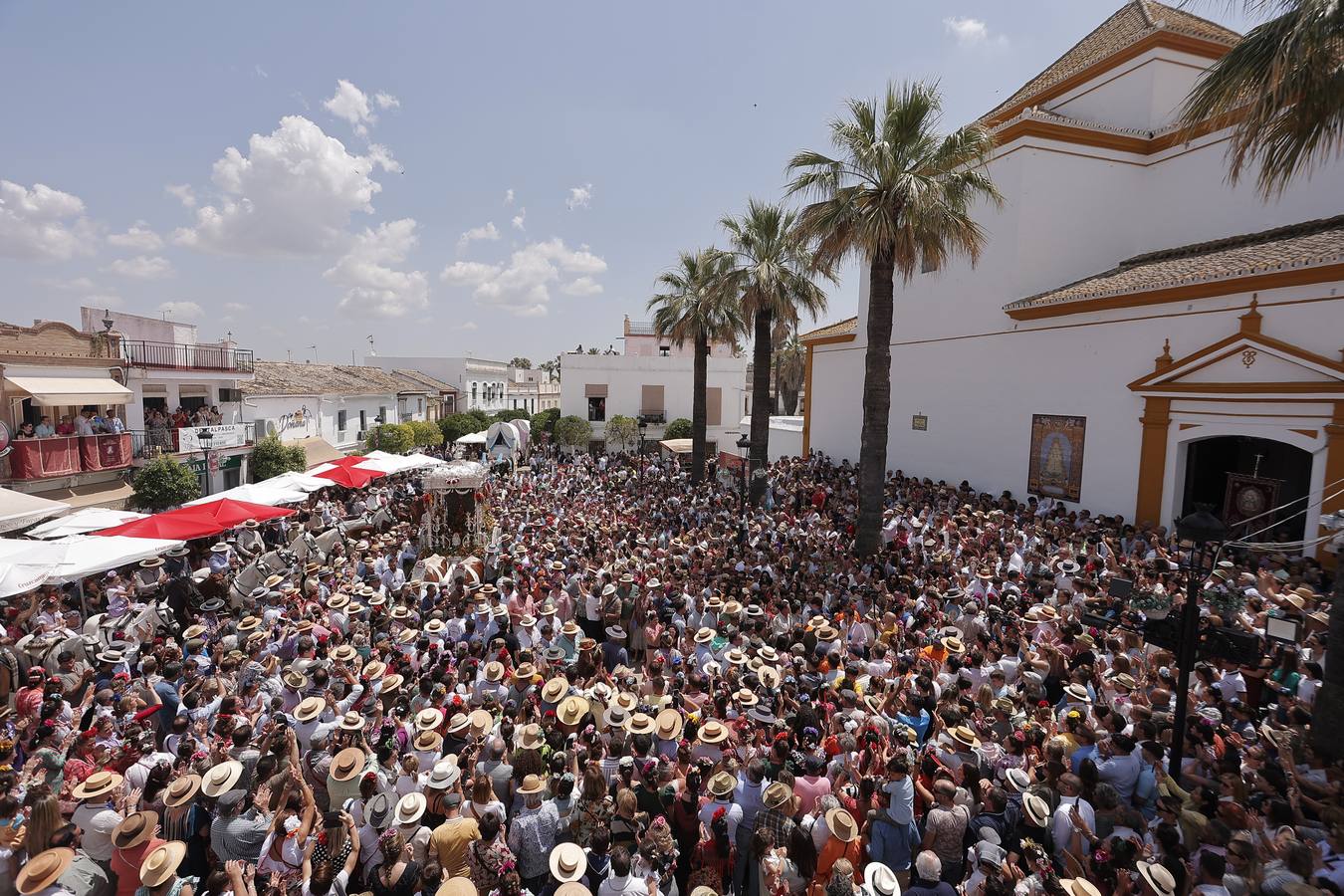 Ambiente del paso de algunas hermandades del Rocío por Villamanrique de la Condesa
