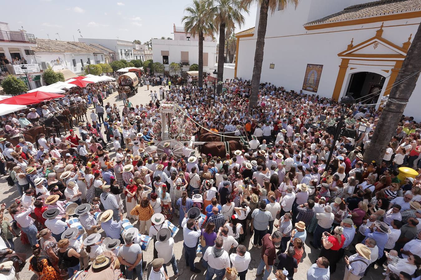 Ambiente del paso de algunas hermandades del Rocío por Villamanrique de la Condesa