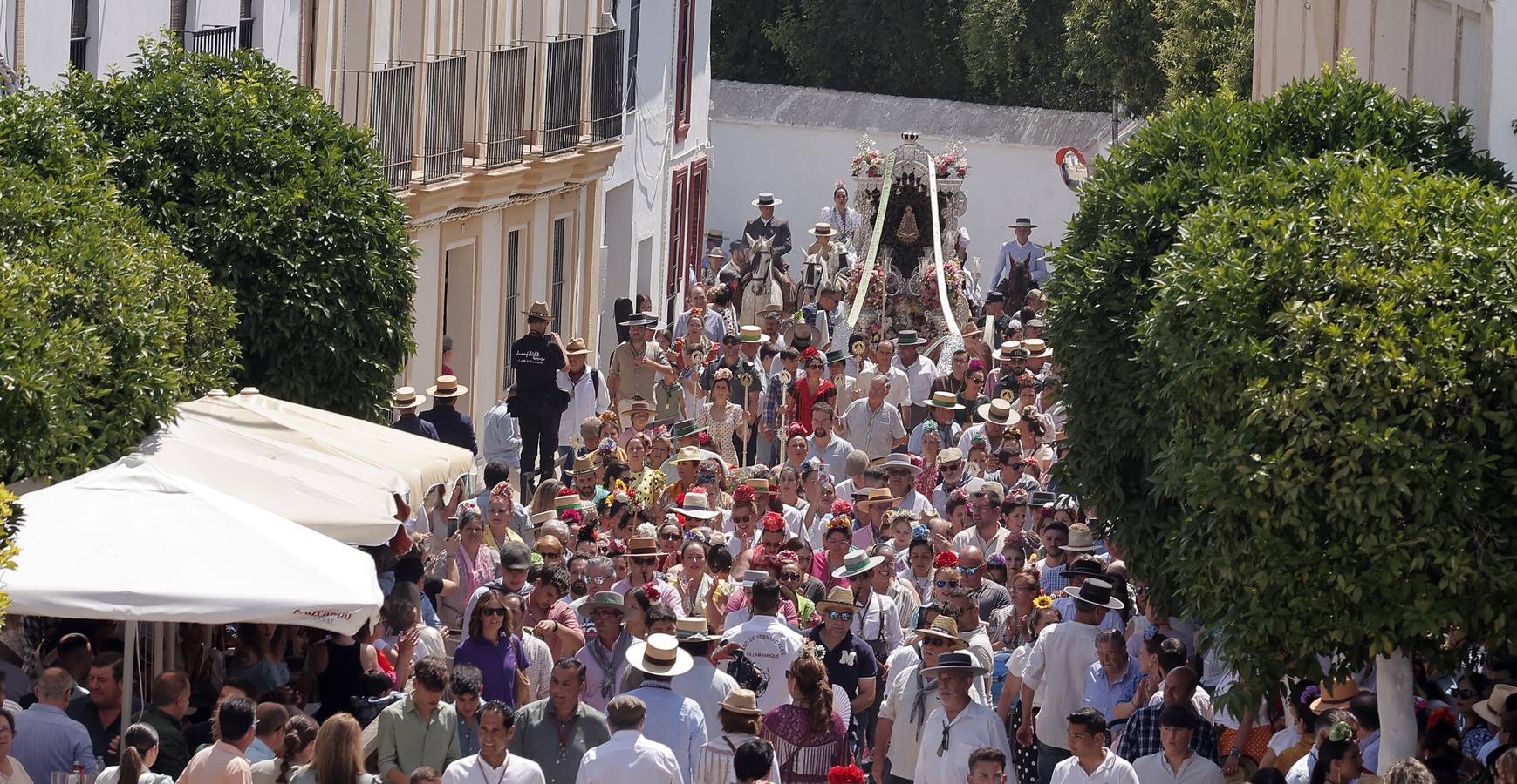 Ambiente del paso de algunas hermandades del Rocío por Villamanrique de la Condesa