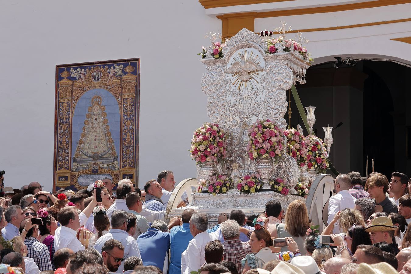 Ambiente del paso de algunas hermandades del Rocío por Villamanrique de la Condesa