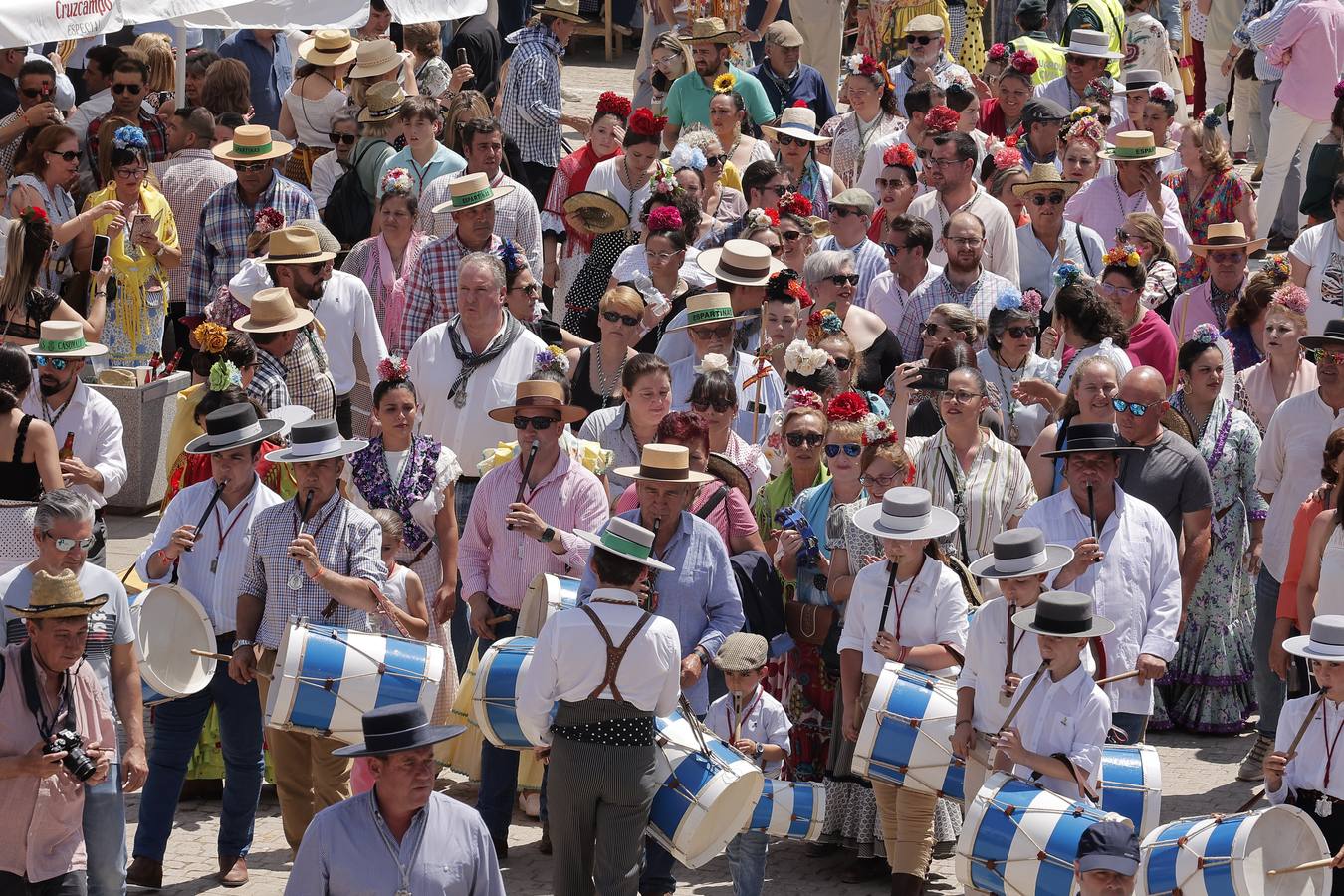 Ambiente del paso de algunas hermandades del Rocío por Villamanrique de la Condesa