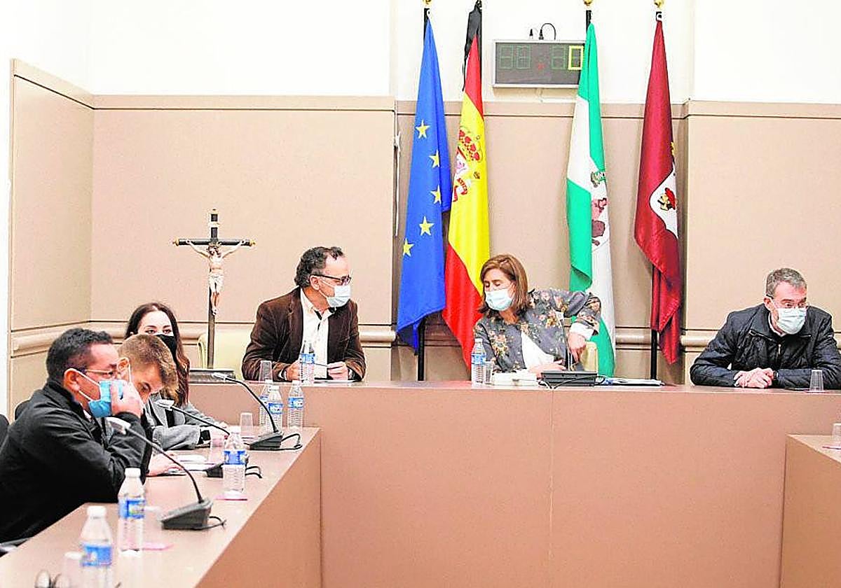 Cristina Piernagorda (PP) presiden un Pleno del Ayuntamiento de Baena, durante la pandemia