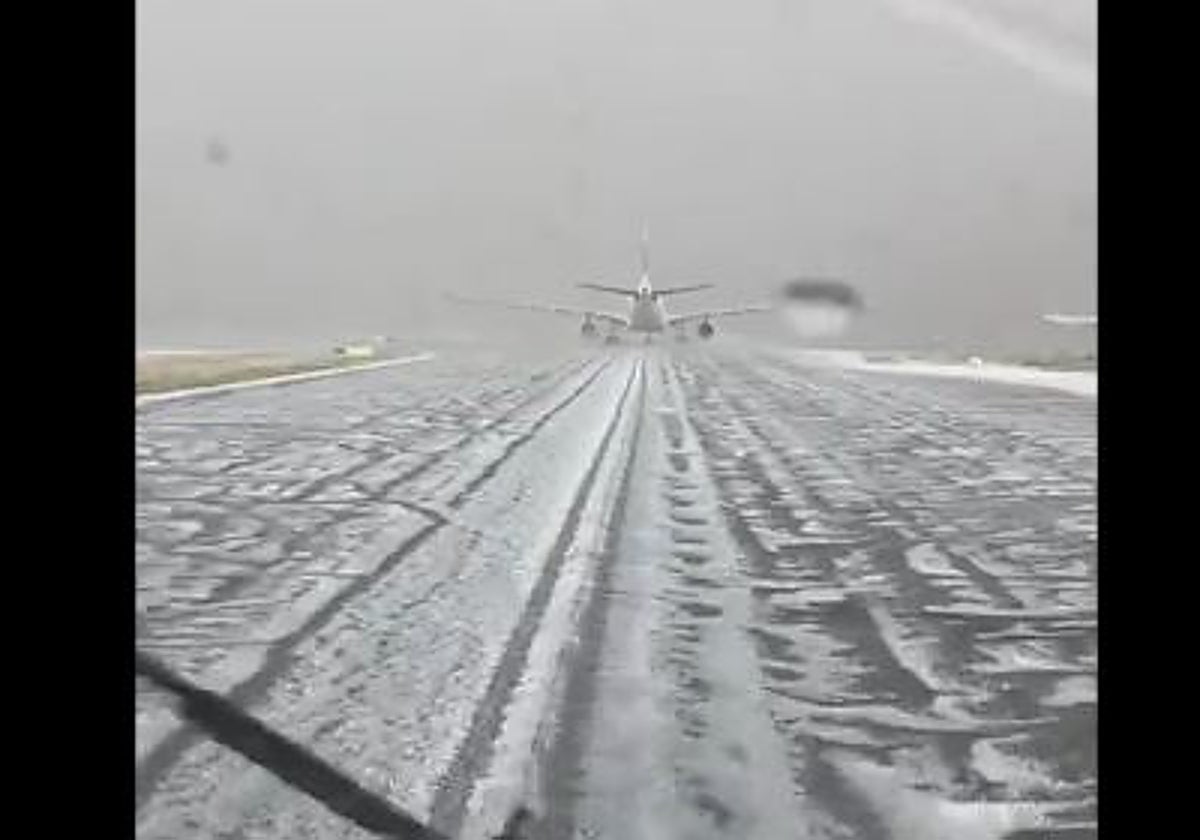 Una de las pistas de Barajas repleta de granizo