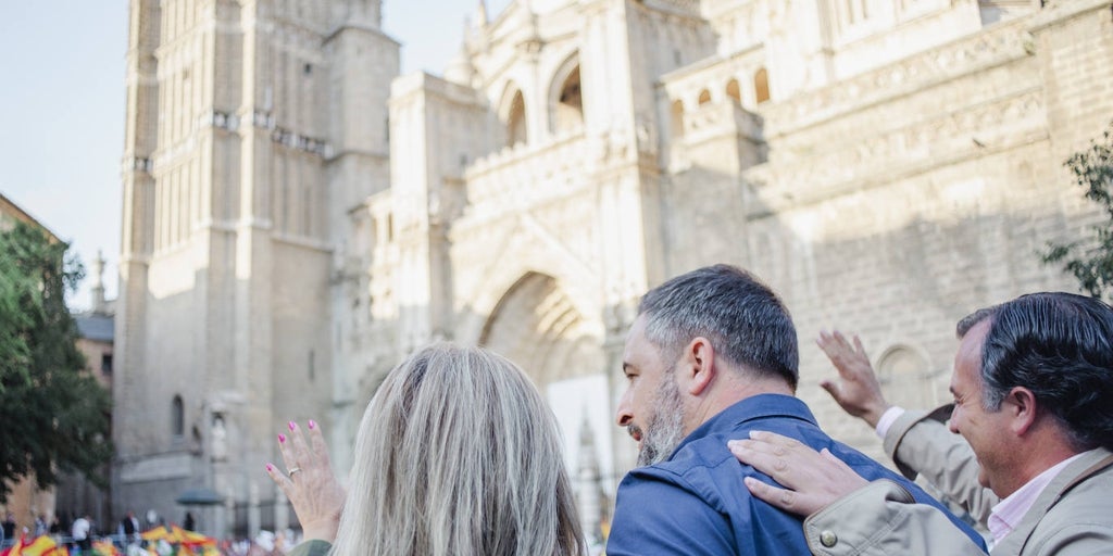 Abascal levanta a sus fieles contra Feijóo y avisa al PP: «Después del 28M, ni regalos ni chantajes»