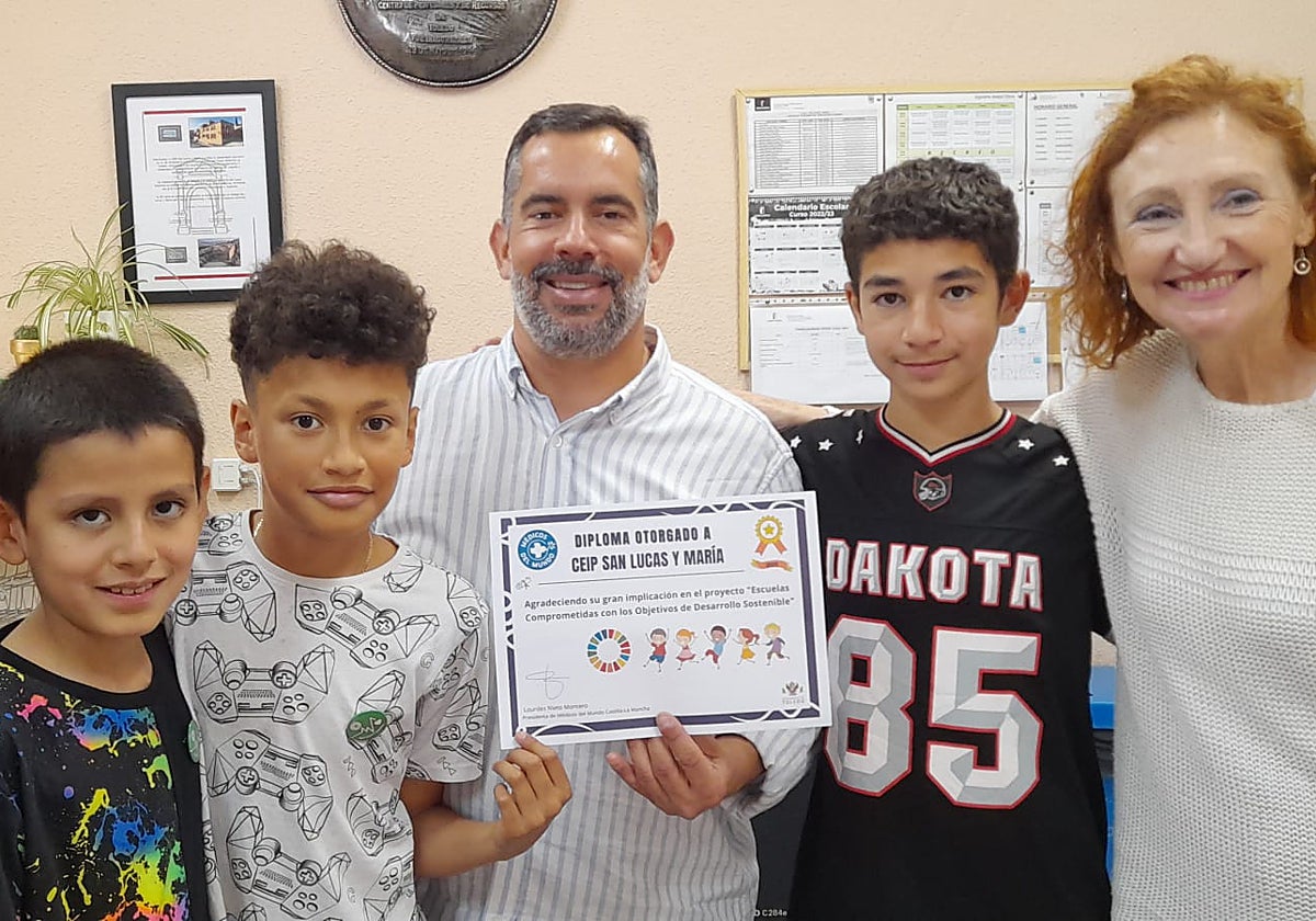 El director del centro, Álvaro Cirujano, y la secretaria, Ana María González, junto con alumnos del colegio